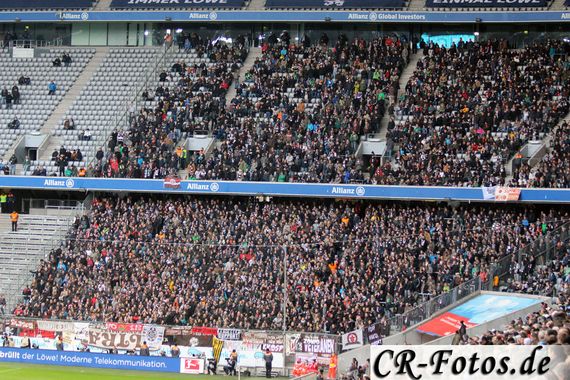 Ewald Lienen bedankt sich bei den Fans, dass diese den Verein auch zahlreich auswärts unterstützen. <br />Bild: cr-fotos.de”><figcaption>Ewald Lienen bedankt sich bei den Fans, dass diese den Verein auch zahlreich auswärts unterstützen. <br />Bild: cr-fotos.de</figcaption></figure>
                </div>
                
                <!-- YouTube (Meta-Feld) -->
                
            </div>
        </article>

                <script>
        (function() {
            var root = document.querySelector('.ff-single-news-gallery');
            if (!root) return;
            var slides = root.querySelectorAll('.ff-single-news-gallery-slide');
            var dots = root.querySelectorAll('.ff-single-news-gallery-dot');
            var prev = root.querySelector('.ff-single-news-gallery-prev');
            var next = root.querySelector('.ff-single-news-gallery-next');
            var n = slides.length;
            if (n < 2) return;
            var i = 0;
            function closeAllImgInfo() {
                root.querySelectorAll('.ff-fv-img-info-host.is-info-open').forEach(function(host) {
                    host.classList.remove('is-info-open');
                    var b = host.querySelector('.ff-fv-img-info-btn');
                    var p = host.querySelector('.ff-fv-img-info-panel');
                    if (b) b.setAttribute('aria-expanded', 'false');
                    if (p) p.setAttribute('aria-hidden', 'true');
                });
            }
            function show(idx) {
                closeAllImgInfo();
                i = ((idx % n) + n) % n;
                for (var s = 0; s < n; s++) {
                    if (s === i) slides[s].removeAttribute('hidden'); else slides[s].setAttribute('hidden', '');
                }
                for (var s = 0; s < dots.length; s++) {
                    dots[s].classList.toggle('is-active', s === i);
                    dots[s].setAttribute('aria-selected', s === i ? 'true' : 'false');
                }
            }
            if (prev) prev.addEventListener('click', function() { show(i - 1); });
            if (next) next.addEventListener('click', function() { show(i + 1); });
            for (var d = 0; d < dots.length; d++) {
                (function(di) { dots[di].addEventListener('click', function() { show(di); }); })(d);
            }
        })();
        </script>
        
        <!-- Kommentare -->
                <section class=