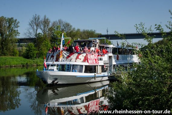 Die Mainzer Schiffstour aus der letzten Saison.<br />Bild: www.rheinhessen-on-tour.de”><figcaption>Die Mainzer Schiffstour aus der letzten Saison.<br />Bild: www.rheinhessen-on-tour.de</figcaption></figure>
                </div>
                
                <!-- YouTube (Meta-Feld) -->
                
            </div>
        </article>

                <script>
        (function() {
            var root = document.querySelector('.ff-single-news-gallery');
            if (!root) return;
            var slides = root.querySelectorAll('.ff-single-news-gallery-slide');
            var dots = root.querySelectorAll('.ff-single-news-gallery-dot');
            var prev = root.querySelector('.ff-single-news-gallery-prev');
            var next = root.querySelector('.ff-single-news-gallery-next');
            var n = slides.length;
            if (n < 2) return;
            var i = 0;
            function closeAllImgInfo() {
                root.querySelectorAll('.ff-fv-img-info-host.is-info-open').forEach(function(host) {
                    host.classList.remove('is-info-open');
                    var b = host.querySelector('.ff-fv-img-info-btn');
                    var p = host.querySelector('.ff-fv-img-info-panel');
                    if (b) b.setAttribute('aria-expanded', 'false');
                    if (p) p.setAttribute('aria-hidden', 'true');
                });
            }
            function show(idx) {
                closeAllImgInfo();
                i = ((idx % n) + n) % n;
                for (var s = 0; s < n; s++) {
                    if (s === i) slides[s].removeAttribute('hidden'); else slides[s].setAttribute('hidden', '');
                }
                for (var s = 0; s < dots.length; s++) {
                    dots[s].classList.toggle('is-active', s === i);
                    dots[s].setAttribute('aria-selected', s === i ? 'true' : 'false');
                }
            }
            if (prev) prev.addEventListener('click', function() { show(i - 1); });
            if (next) next.addEventListener('click', function() { show(i + 1); });
            for (var d = 0; d < dots.length; d++) {
                (function(di) { dots[di].addEventListener('click', function() { show(di); }); })(d);
            }
        })();
        </script>
        
        <!-- Kommentare -->
                <section class=