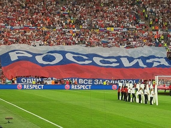 Um Ausschreitungen im Stadion zu vermeiden, muss jeder Fan eine ID-Karte vor dem Stadionbesuch vorzeigen. Bild: Senfkutte 