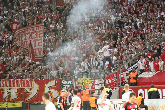Der Kölner Fan soll während des Spiels zwei Böller in Richtung Spielfeld geworfen haben.<br />Bild: lev-rheinland.de”><figcaption>Der Kölner Fan soll während des Spiels zwei Böller in Richtung Spielfeld geworfen haben.<br />Bild: lev-rheinland.de</figcaption></figure>
                </div>
                
                <!-- YouTube (Meta-Feld) -->
                
            </div>
        </article>

                <script>
        (function() {
            var root = document.querySelector('.ff-single-news-gallery');
            if (!root) return;
            var slides = root.querySelectorAll('.ff-single-news-gallery-slide');
            var dots = root.querySelectorAll('.ff-single-news-gallery-dot');
            var prev = root.querySelector('.ff-single-news-gallery-prev');
            var next = root.querySelector('.ff-single-news-gallery-next');
            var n = slides.length;
            if (n < 2) return;
            var i = 0;
            function closeAllImgInfo() {
                root.querySelectorAll('.ff-fv-img-info-host.is-info-open').forEach(function(host) {
                    host.classList.remove('is-info-open');
                    var b = host.querySelector('.ff-fv-img-info-btn');
                    var p = host.querySelector('.ff-fv-img-info-panel');
                    if (b) b.setAttribute('aria-expanded', 'false');
                    if (p) p.setAttribute('aria-hidden', 'true');
                });
            }
            function show(idx) {
                closeAllImgInfo();
                i = ((idx % n) + n) % n;
                for (var s = 0; s < n; s++) {
                    if (s === i) slides[s].removeAttribute('hidden'); else slides[s].setAttribute('hidden', '');
                }
                for (var s = 0; s < dots.length; s++) {
                    dots[s].classList.toggle('is-active', s === i);
                    dots[s].setAttribute('aria-selected', s === i ? 'true' : 'false');
                }
            }
            if (prev) prev.addEventListener('click', function() { show(i - 1); });
            if (next) next.addEventListener('click', function() { show(i + 1); });
            for (var d = 0; d < dots.length; d++) {
                (function(di) { dots[di].addEventListener('click', function() { show(di); }); })(d);
            }
        })();
        </script>
        
        <!-- Kommentare -->
                <section class=