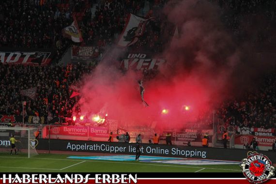 Die Pyroshow der Leverkusener Fans gegen Mönchengladbach<br />Bild: haberlands-erben.de”><figcaption>Die Pyroshow der Leverkusener Fans gegen Mönchengladbach<br />Bild: haberlands-erben.de</figcaption></figure>
                </div>
                
                <!-- YouTube (Meta-Feld) -->
                
            </div>
        </article>

                <script>
        (function() {
            var root = document.querySelector('.ff-single-news-gallery');
            if (!root) return;
            var slides = root.querySelectorAll('.ff-single-news-gallery-slide');
            var dots = root.querySelectorAll('.ff-single-news-gallery-dot');
            var prev = root.querySelector('.ff-single-news-gallery-prev');
            var next = root.querySelector('.ff-single-news-gallery-next');
            var n = slides.length;
            if (n < 2) return;
            var i = 0;
            function closeAllImgInfo() {
                root.querySelectorAll('.ff-fv-img-info-host.is-info-open').forEach(function(host) {
                    host.classList.remove('is-info-open');
                    var b = host.querySelector('.ff-fv-img-info-btn');
                    var p = host.querySelector('.ff-fv-img-info-panel');
                    if (b) b.setAttribute('aria-expanded', 'false');
                    if (p) p.setAttribute('aria-hidden', 'true');
                });
            }
            function show(idx) {
                closeAllImgInfo();
                i = ((idx % n) + n) % n;
                for (var s = 0; s < n; s++) {
                    if (s === i) slides[s].removeAttribute('hidden'); else slides[s].setAttribute('hidden', '');
                }
                for (var s = 0; s < dots.length; s++) {
                    dots[s].classList.toggle('is-active', s === i);
                    dots[s].setAttribute('aria-selected', s === i ? 'true' : 'false');
                }
            }
            if (prev) prev.addEventListener('click', function() { show(i - 1); });
            if (next) next.addEventListener('click', function() { show(i + 1); });
            for (var d = 0; d < dots.length; d++) {
                (function(di) { dots[di].addEventListener('click', function() { show(di); }); })(d);
            }
        })();
        </script>
        
        <!-- Kommentare -->
                <section class=