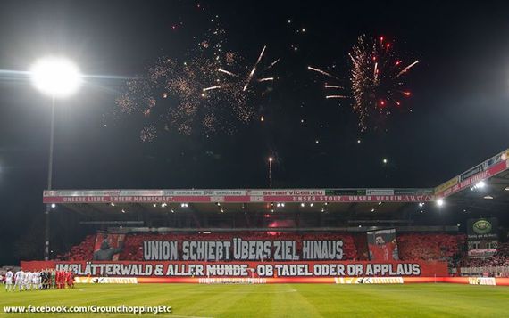 Das Feuerwerk hinter der zweiteiligen Chorografie.<br />Bild: Groundhopping etc.”><figcaption>Das Feuerwerk hinter der zweiteiligen Chorografie.<br />Bild: Groundhopping etc.</figcaption></figure>
                </div>
                
                <!-- YouTube (Meta-Feld) -->
                
            </div>
        </article>

                <script>
        (function() {
            var root = document.querySelector('.ff-single-news-gallery');
            if (!root) return;
            var slides = root.querySelectorAll('.ff-single-news-gallery-slide');
            var dots = root.querySelectorAll('.ff-single-news-gallery-dot');
            var prev = root.querySelector('.ff-single-news-gallery-prev');
            var next = root.querySelector('.ff-single-news-gallery-next');
            var n = slides.length;
            if (n < 2) return;
            var i = 0;
            function closeAllImgInfo() {
                root.querySelectorAll('.ff-fv-img-info-host.is-info-open').forEach(function(host) {
                    host.classList.remove('is-info-open');
                    var b = host.querySelector('.ff-fv-img-info-btn');
                    var p = host.querySelector('.ff-fv-img-info-panel');
                    if (b) b.setAttribute('aria-expanded', 'false');
                    if (p) p.setAttribute('aria-hidden', 'true');
                });
            }
            function show(idx) {
                closeAllImgInfo();
                i = ((idx % n) + n) % n;
                for (var s = 0; s < n; s++) {
                    if (s === i) slides[s].removeAttribute('hidden'); else slides[s].setAttribute('hidden', '');
                }
                for (var s = 0; s < dots.length; s++) {
                    dots[s].classList.toggle('is-active', s === i);
                    dots[s].setAttribute('aria-selected', s === i ? 'true' : 'false');
                }
            }
            if (prev) prev.addEventListener('click', function() { show(i - 1); });
            if (next) next.addEventListener('click', function() { show(i + 1); });
            for (var d = 0; d < dots.length; d++) {
                (function(di) { dots[di].addEventListener('click', function() { show(di); }); })(d);
            }
        })();
        </script>
        
        <!-- Kommentare -->
                <section class=