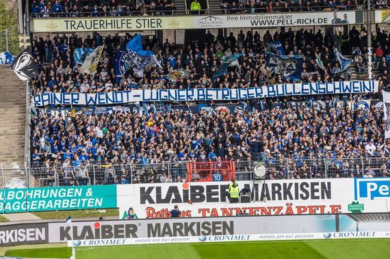 Ultras des Karlsruher SC beleidigten den Polizeigewerkschafter<br />Bild: Supporters-Karlsruhe.de”><figcaption>Ultras des Karlsruher SC beleidigten den Polizeigewerkschafter<br />Bild: Supporters-Karlsruhe.de</figcaption></figure>
                </div>
                
                <!-- YouTube (Meta-Feld) -->
                
            </div>
        </article>

        
        <!-- Kommentare -->
                <section class=