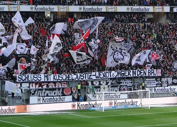 Spruchband der Ultras Frankfurt.<br />Bild: Eintracht-Online.net”><figcaption>Spruchband der Ultras Frankfurt.<br />Bild: Eintracht-Online.net</figcaption></figure>
<figure><img decoding=