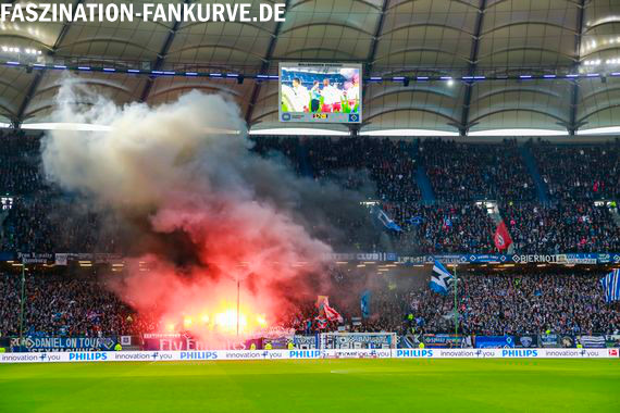 Die Pyroshow der HSV-Fans.<br />Bild: Faszination Fankurve”><figcaption>Die Pyroshow der HSV-Fans.<br />Bild: Faszination Fankurve</figcaption></figure>
<figure><img decoding=