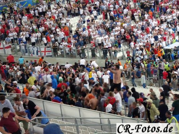 Angriff von russischen Hooligans im Stadion von Marseille.<br />Bild: CR-Fotos.de / Claude Rapp“><figcaption>Angriff von russischen Hooligans im Stadion von Marseille.<br />Bild: CR-Fotos.de / Claude Rapp</figcaption></figure>
            </div>

                    </article>

                <section class=