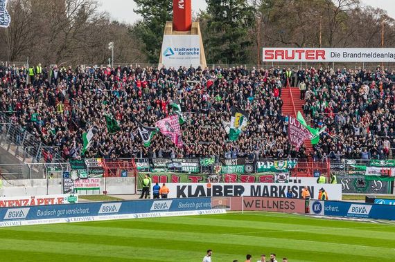 Die Hannover 96 Fans am Samstag in Karlsruhe.<br />Bild: Supporters-Karlsruhe.de”><figcaption>Die Hannover 96 Fans am Samstag in Karlsruhe.<br />Bild: Supporters-Karlsruhe.de</figcaption></figure>
                </div>
                
                <!-- YouTube (Meta-Feld) -->
                
            </div>
        </article>

                <script>
        (function() {
            var root = document.querySelector('.ff-single-news-gallery');
            if (!root) return;
            var slides = root.querySelectorAll('.ff-single-news-gallery-slide');
            var dots = root.querySelectorAll('.ff-single-news-gallery-dot');
            var prev = root.querySelector('.ff-single-news-gallery-prev');
            var next = root.querySelector('.ff-single-news-gallery-next');
            var n = slides.length;
            if (n < 2) return;
            var i = 0;
            function closeAllImgInfo() {
                root.querySelectorAll('.ff-fv-img-info-host.is-info-open').forEach(function(host) {
                    host.classList.remove('is-info-open');
                    var b = host.querySelector('.ff-fv-img-info-btn');
                    var p = host.querySelector('.ff-fv-img-info-panel');
                    if (b) b.setAttribute('aria-expanded', 'false');
                    if (p) p.setAttribute('aria-hidden', 'true');
                });
            }
            function show(idx) {
                closeAllImgInfo();
                i = ((idx % n) + n) % n;
                for (var s = 0; s < n; s++) {
                    if (s === i) slides[s].removeAttribute('hidden'); else slides[s].setAttribute('hidden', '');
                }
                for (var s = 0; s < dots.length; s++) {
                    dots[s].classList.toggle('is-active', s === i);
                    dots[s].setAttribute('aria-selected', s === i ? 'true' : 'false');
                }
            }
            if (prev) prev.addEventListener('click', function() { show(i - 1); });
            if (next) next.addEventListener('click', function() { show(i + 1); });
            for (var d = 0; d < dots.length; d++) {
                (function(di) { dots[di].addEventListener('click', function() { show(di); }); })(d);
            }
        })();
        </script>
        
        <!-- Kommentare -->
                <section class=