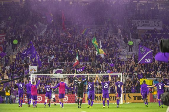 In den unteren Reihen der Stehplätze darf Pyrotechnik gezündet werden.<br />Bild: Orlando City SC“><figcaption>In den unteren Reihen der Stehplätze darf Pyrotechnik gezündet werden.<br />Bild: Orlando City SC</figcaption></figure>
<figure><img decoding=