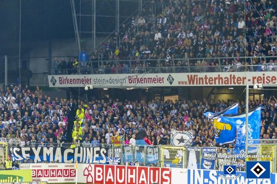 Der HSV-Vorsänger beim Spiel in Freiburg.<br />Bild: hsv-ev.de”><figcaption>Der HSV-Vorsänger beim Spiel in Freiburg.<br />Bild: hsv-ev.de</figcaption></figure>
                </div>
                
                <!-- YouTube (Meta-Feld) -->
                
            </div>
        </article>

                <script>
        (function() {
            var root = document.querySelector('.ff-single-news-gallery');
            if (!root) return;
            var slides = root.querySelectorAll('.ff-single-news-gallery-slide');
            var dots = root.querySelectorAll('.ff-single-news-gallery-dot');
            var prev = root.querySelector('.ff-single-news-gallery-prev');
            var next = root.querySelector('.ff-single-news-gallery-next');
            var n = slides.length;
            if (n < 2) return;
            var i = 0;
            function closeAllImgInfo() {
                root.querySelectorAll('.ff-fv-img-info-host.is-info-open').forEach(function(host) {
                    host.classList.remove('is-info-open');
                    var b = host.querySelector('.ff-fv-img-info-btn');
                    var p = host.querySelector('.ff-fv-img-info-panel');
                    if (b) b.setAttribute('aria-expanded', 'false');
                    if (p) p.setAttribute('aria-hidden', 'true');
                });
            }
            function show(idx) {
                closeAllImgInfo();
                i = ((idx % n) + n) % n;
                for (var s = 0; s < n; s++) {
                    if (s === i) slides[s].removeAttribute('hidden'); else slides[s].setAttribute('hidden', '');
                }
                for (var s = 0; s < dots.length; s++) {
                    dots[s].classList.toggle('is-active', s === i);
                    dots[s].setAttribute('aria-selected', s === i ? 'true' : 'false');
                }
            }
            if (prev) prev.addEventListener('click', function() { show(i - 1); });
            if (next) next.addEventListener('click', function() { show(i + 1); });
            for (var d = 0; d < dots.length; d++) {
                (function(di) { dots[di].addEventListener('click', function() { show(di); }); })(d);
            }
        })();
        </script>
        
        <!-- Kommentare -->
                <section class=