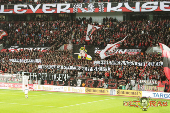 Die Ultras Leverkusen bezeichneten Schade bereits als Lügner.<br />Bild: Ultras-Leverkusen.de”><figcaption>Die Ultras Leverkusen bezeichneten Schade bereits als Lügner.<br />Bild: Ultras-Leverkusen.de</figcaption></figure>
                </div>
                
                <!-- YouTube (Meta-Feld) -->
                
            </div>
        </article>

                <script>
        (function() {
            var root = document.querySelector('.ff-single-news-gallery');
            if (!root) return;
            var slides = root.querySelectorAll('.ff-single-news-gallery-slide');
            var dots = root.querySelectorAll('.ff-single-news-gallery-dot');
            var prev = root.querySelector('.ff-single-news-gallery-prev');
            var next = root.querySelector('.ff-single-news-gallery-next');
            var n = slides.length;
            if (n < 2) return;
            var i = 0;
            function closeAllImgInfo() {
                root.querySelectorAll('.ff-fv-img-info-host.is-info-open').forEach(function(host) {
                    host.classList.remove('is-info-open');
                    var b = host.querySelector('.ff-fv-img-info-btn');
                    var p = host.querySelector('.ff-fv-img-info-panel');
                    if (b) b.setAttribute('aria-expanded', 'false');
                    if (p) p.setAttribute('aria-hidden', 'true');
                });
            }
            function show(idx) {
                closeAllImgInfo();
                i = ((idx % n) + n) % n;
                for (var s = 0; s < n; s++) {
                    if (s === i) slides[s].removeAttribute('hidden'); else slides[s].setAttribute('hidden', '');
                }
                for (var s = 0; s < dots.length; s++) {
                    dots[s].classList.toggle('is-active', s === i);
                    dots[s].setAttribute('aria-selected', s === i ? 'true' : 'false');
                }
            }
            if (prev) prev.addEventListener('click', function() { show(i - 1); });
            if (next) next.addEventListener('click', function() { show(i + 1); });
            for (var d = 0; d < dots.length; d++) {
                (function(di) { dots[di].addEventListener('click', function() { show(di); }); })(d);
            }
        })();
        </script>
        
        <!-- Kommentare -->
                <section class=