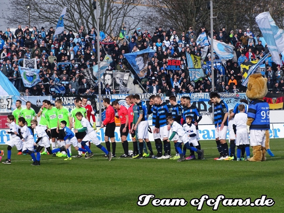 Der besagte Doppelhalter beim Spiel in Frankfurt.<br />Bild: CFCFans.info”><figcaption>Der besagte Doppelhalter beim Spiel in Frankfurt.<br />Bild: CFCFans.info</figcaption></figure>
                </div>
                
                <!-- YouTube (Meta-Feld) -->
                
            </div>
        </article>

                <script>
        (function() {
            var root = document.querySelector('.ff-single-news-gallery');
            if (!root) return;
            var slides = root.querySelectorAll('.ff-single-news-gallery-slide');
            var dots = root.querySelectorAll('.ff-single-news-gallery-dot');
            var prev = root.querySelector('.ff-single-news-gallery-prev');
            var next = root.querySelector('.ff-single-news-gallery-next');
            var n = slides.length;
            if (n < 2) return;
            var i = 0;
            function closeAllImgInfo() {
                root.querySelectorAll('.ff-fv-img-info-host.is-info-open').forEach(function(host) {
                    host.classList.remove('is-info-open');
                    var b = host.querySelector('.ff-fv-img-info-btn');
                    var p = host.querySelector('.ff-fv-img-info-panel');
                    if (b) b.setAttribute('aria-expanded', 'false');
                    if (p) p.setAttribute('aria-hidden', 'true');
                });
            }
            function show(idx) {
                closeAllImgInfo();
                i = ((idx % n) + n) % n;
                for (var s = 0; s < n; s++) {
                    if (s === i) slides[s].removeAttribute('hidden'); else slides[s].setAttribute('hidden', '');
                }
                for (var s = 0; s < dots.length; s++) {
                    dots[s].classList.toggle('is-active', s === i);
                    dots[s].setAttribute('aria-selected', s === i ? 'true' : 'false');
                }
            }
            if (prev) prev.addEventListener('click', function() { show(i - 1); });
            if (next) next.addEventListener('click', function() { show(i + 1); });
            for (var d = 0; d < dots.length; d++) {
                (function(di) { dots[di].addEventListener('click', function() { show(di); }); })(d);
            }
        })();
        </script>
        
        <!-- Kommentare -->
                <section class=