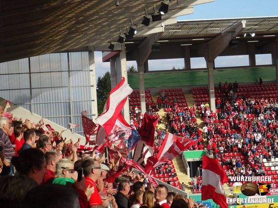 Die Offenbacher Fans wollen ihr Team in dem wichtigen Spiel lautstark unterstützen. <br />Bild: Würzburger Expertenrunde”><figcaption>Die Offenbacher Fans wollen ihr Team in dem wichtigen Spiel lautstark unterstützen. <br />Bild: Würzburger Expertenrunde</figcaption></figure>
                </div>
                
                <!-- YouTube (Meta-Feld) -->
                
            </div>
        </article>

                <script>
        (function() {
            var root = document.querySelector('.ff-single-news-gallery');
            if (!root) return;
            var slides = root.querySelectorAll('.ff-single-news-gallery-slide');
            var dots = root.querySelectorAll('.ff-single-news-gallery-dot');
            var prev = root.querySelector('.ff-single-news-gallery-prev');
            var next = root.querySelector('.ff-single-news-gallery-next');
            var n = slides.length;
            if (n < 2) return;
            var i = 0;
            function closeAllImgInfo() {
                root.querySelectorAll('.ff-fv-img-info-host.is-info-open').forEach(function(host) {
                    host.classList.remove('is-info-open');
                    var b = host.querySelector('.ff-fv-img-info-btn');
                    var p = host.querySelector('.ff-fv-img-info-panel');
                    if (b) b.setAttribute('aria-expanded', 'false');
                    if (p) p.setAttribute('aria-hidden', 'true');
                });
            }
            function show(idx) {
                closeAllImgInfo();
                i = ((idx % n) + n) % n;
                for (var s = 0; s < n; s++) {
                    if (s === i) slides[s].removeAttribute('hidden'); else slides[s].setAttribute('hidden', '');
                }
                for (var s = 0; s < dots.length; s++) {
                    dots[s].classList.toggle('is-active', s === i);
                    dots[s].setAttribute('aria-selected', s === i ? 'true' : 'false');
                }
            }
            if (prev) prev.addEventListener('click', function() { show(i - 1); });
            if (next) next.addEventListener('click', function() { show(i + 1); });
            for (var d = 0; d < dots.length; d++) {
                (function(di) { dots[di].addEventListener('click', function() { show(di); }); })(d);
            }
        })();
        </script>
        
        <!-- Kommentare -->
                <section class=