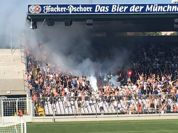 Die Löwen-Fanszene trifft sich morgen um 10 Uhr am Grünspitz.<br />Bild: Faszination Fankurve”><figcaption>Die Löwen-Fanszene trifft sich morgen um 10 Uhr am Grünspitz.<br />Bild: Faszination Fankurve</figcaption></figure>
                </div>
                
                <!-- YouTube (Meta-Feld) -->
                
            </div>
        </article>

                <script>
        (function() {
            var root = document.querySelector('.ff-single-news-gallery');
            if (!root) return;
            var slides = root.querySelectorAll('.ff-single-news-gallery-slide');
            var dots = root.querySelectorAll('.ff-single-news-gallery-dot');
            var prev = root.querySelector('.ff-single-news-gallery-prev');
            var next = root.querySelector('.ff-single-news-gallery-next');
            var n = slides.length;
            if (n < 2) return;
            var i = 0;
            function closeAllImgInfo() {
                root.querySelectorAll('.ff-fv-img-info-host.is-info-open').forEach(function(host) {
                    host.classList.remove('is-info-open');
                    var b = host.querySelector('.ff-fv-img-info-btn');
                    var p = host.querySelector('.ff-fv-img-info-panel');
                    if (b) b.setAttribute('aria-expanded', 'false');
                    if (p) p.setAttribute('aria-hidden', 'true');
                });
            }
            function show(idx) {
                closeAllImgInfo();
                i = ((idx % n) + n) % n;
                for (var s = 0; s < n; s++) {
                    if (s === i) slides[s].removeAttribute('hidden'); else slides[s].setAttribute('hidden', '');
                }
                for (var s = 0; s < dots.length; s++) {
                    dots[s].classList.toggle('is-active', s === i);
                    dots[s].setAttribute('aria-selected', s === i ? 'true' : 'false');
                }
            }
            if (prev) prev.addEventListener('click', function() { show(i - 1); });
            if (next) next.addEventListener('click', function() { show(i + 1); });
            for (var d = 0; d < dots.length; d++) {
                (function(di) { dots[di].addEventListener('click', function() { show(di); }); })(d);
            }
        })();
        </script>
        
        <!-- Kommentare -->
                <section class=