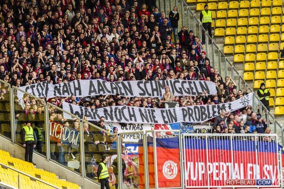 Spruchband der Wuppertaler SV Fans.<br />Bild: Rot-Blau.com”><figcaption>Spruchband der Wuppertaler SV Fans.<br />Bild: Rot-Blau.com</figcaption></figure>
<figure><img decoding=