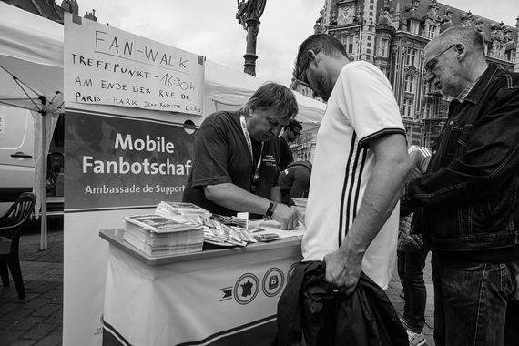 Heino Hassler an der deutschen Fanbotschaft während der EM 2016. Bild: Ingo Thiel/fanguide-em2016.de<br />Bild: Ingo Thiel/fanguide-em2016.de”><figcaption>Heino Hassler an der deutschen Fanbotschaft während der EM 2016. Bild: Ingo Thiel/fanguide-em2016.de<br />Bild: Ingo Thiel/fanguide-em2016.de</figcaption></figure>
                </div>
                
                <!-- YouTube (Meta-Feld) -->
                
            </div>
        </article>

                <script>
        (function() {
            var root = document.querySelector('.ff-single-news-gallery');
            if (!root) return;
            var slides = root.querySelectorAll('.ff-single-news-gallery-slide');
            var dots = root.querySelectorAll('.ff-single-news-gallery-dot');
            var prev = root.querySelector('.ff-single-news-gallery-prev');
            var next = root.querySelector('.ff-single-news-gallery-next');
            var n = slides.length;
            if (n < 2) return;
            var i = 0;
            function closeAllImgInfo() {
                root.querySelectorAll('.ff-fv-img-info-host.is-info-open').forEach(function(host) {
                    host.classList.remove('is-info-open');
                    var b = host.querySelector('.ff-fv-img-info-btn');
                    var p = host.querySelector('.ff-fv-img-info-panel');
                    if (b) b.setAttribute('aria-expanded', 'false');
                    if (p) p.setAttribute('aria-hidden', 'true');
                });
            }
            function show(idx) {
                closeAllImgInfo();
                i = ((idx % n) + n) % n;
                for (var s = 0; s < n; s++) {
                    if (s === i) slides[s].removeAttribute('hidden'); else slides[s].setAttribute('hidden', '');
                }
                for (var s = 0; s < dots.length; s++) {
                    dots[s].classList.toggle('is-active', s === i);
                    dots[s].setAttribute('aria-selected', s === i ? 'true' : 'false');
                }
            }
            if (prev) prev.addEventListener('click', function() { show(i - 1); });
            if (next) next.addEventListener('click', function() { show(i + 1); });
            for (var d = 0; d < dots.length; d++) {
                (function(di) { dots[di].addEventListener('click', function() { show(di); }); })(d);
            }
        })();
        </script>
        
        <!-- Kommentare -->
                <section class=