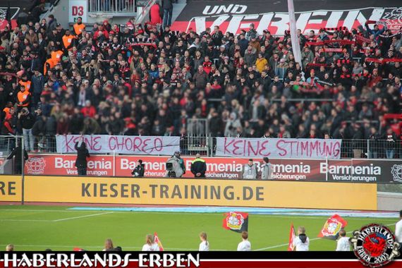 Die Ultras Leverkusen bleiben aktuell den Heimspielen fern und organisieren die Stimmung nicht.<br />Bild: Haberlands-Erben.de”><figcaption>Die Ultras Leverkusen bleiben aktuell den Heimspielen fern und organisieren die Stimmung nicht.<br />Bild: Haberlands-Erben.de</figcaption></figure>
                </div>
                
                <!-- YouTube (Meta-Feld) -->
                
            </div>
        </article>

                <script>
        (function() {
            var root = document.querySelector('.ff-single-news-gallery');
            if (!root) return;
            var slides = root.querySelectorAll('.ff-single-news-gallery-slide');
            var dots = root.querySelectorAll('.ff-single-news-gallery-dot');
            var prev = root.querySelector('.ff-single-news-gallery-prev');
            var next = root.querySelector('.ff-single-news-gallery-next');
            var n = slides.length;
            if (n < 2) return;
            var i = 0;
            function closeAllImgInfo() {
                root.querySelectorAll('.ff-fv-img-info-host.is-info-open').forEach(function(host) {
                    host.classList.remove('is-info-open');
                    var b = host.querySelector('.ff-fv-img-info-btn');
                    var p = host.querySelector('.ff-fv-img-info-panel');
                    if (b) b.setAttribute('aria-expanded', 'false');
                    if (p) p.setAttribute('aria-hidden', 'true');
                });
            }
            function show(idx) {
                closeAllImgInfo();
                i = ((idx % n) + n) % n;
                for (var s = 0; s < n; s++) {
                    if (s === i) slides[s].removeAttribute('hidden'); else slides[s].setAttribute('hidden', '');
                }
                for (var s = 0; s < dots.length; s++) {
                    dots[s].classList.toggle('is-active', s === i);
                    dots[s].setAttribute('aria-selected', s === i ? 'true' : 'false');
                }
            }
            if (prev) prev.addEventListener('click', function() { show(i - 1); });
            if (next) next.addEventListener('click', function() { show(i + 1); });
            for (var d = 0; d < dots.length; d++) {
                (function(di) { dots[di].addEventListener('click', function() { show(di); }); })(d);
            }
        })();
        </script>
        
        <!-- Kommentare -->
                <section class=