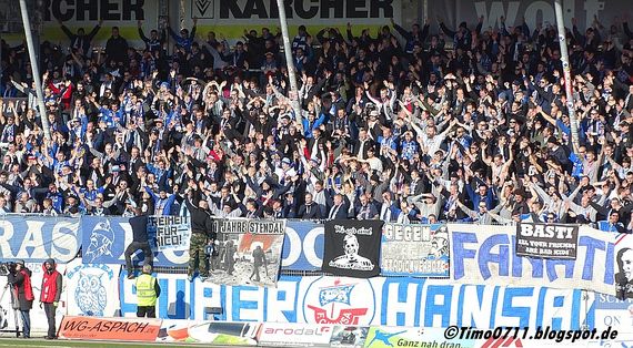 Die Fans von Hansa Rostock sollen in Großasbach eine Toilette in Brand gesetzt haben. <br />Bild: timo0711.blogspot.de”><figcaption>Die Fans von Hansa Rostock sollen in Großasbach eine Toilette in Brand gesetzt haben. <br />Bild: timo0711.blogspot.de</figcaption></figure>
                </div>
                
                <!-- YouTube (Meta-Feld) -->
                
            </div>
        </article>

                <script>
        (function() {
            var root = document.querySelector('.ff-single-news-gallery');
            if (!root) return;
            var slides = root.querySelectorAll('.ff-single-news-gallery-slide');
            var dots = root.querySelectorAll('.ff-single-news-gallery-dot');
            var prev = root.querySelector('.ff-single-news-gallery-prev');
            var next = root.querySelector('.ff-single-news-gallery-next');
            var n = slides.length;
            if (n < 2) return;
            var i = 0;
            function closeAllImgInfo() {
                root.querySelectorAll('.ff-fv-img-info-host.is-info-open').forEach(function(host) {
                    host.classList.remove('is-info-open');
                    var b = host.querySelector('.ff-fv-img-info-btn');
                    var p = host.querySelector('.ff-fv-img-info-panel');
                    if (b) b.setAttribute('aria-expanded', 'false');
                    if (p) p.setAttribute('aria-hidden', 'true');
                });
            }
            function show(idx) {
                closeAllImgInfo();
                i = ((idx % n) + n) % n;
                for (var s = 0; s < n; s++) {
                    if (s === i) slides[s].removeAttribute('hidden'); else slides[s].setAttribute('hidden', '');
                }
                for (var s = 0; s < dots.length; s++) {
                    dots[s].classList.toggle('is-active', s === i);
                    dots[s].setAttribute('aria-selected', s === i ? 'true' : 'false');
                }
            }
            if (prev) prev.addEventListener('click', function() { show(i - 1); });
            if (next) next.addEventListener('click', function() { show(i + 1); });
            for (var d = 0; d < dots.length; d++) {
                (function(di) { dots[di].addEventListener('click', function() { show(di); }); })(d);
            }
        })();
        </script>
        
        <!-- Kommentare -->
                <section class=