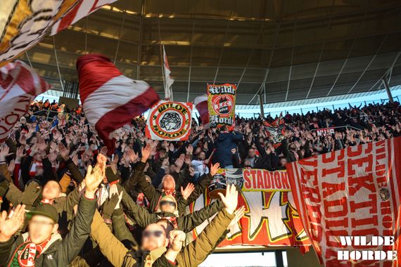 Der 1. FC Köln musste u.a. aufgrund von Schmähgesängen eine Strafe von 34.000 Euro zahlen. <br />Bild: wilde-horde.de”><figcaption>Der 1. FC Köln musste u.a. aufgrund von Schmähgesängen eine Strafe von 34.000 Euro zahlen. <br />Bild: wilde-horde.de</figcaption></figure>
                </div>
                
                <!-- YouTube (Meta-Feld) -->
                
            </div>
        </article>

                <script>
        (function() {
            var root = document.querySelector('.ff-single-news-gallery');
            if (!root) return;
            var slides = root.querySelectorAll('.ff-single-news-gallery-slide');
            var dots = root.querySelectorAll('.ff-single-news-gallery-dot');
            var prev = root.querySelector('.ff-single-news-gallery-prev');
            var next = root.querySelector('.ff-single-news-gallery-next');
            var n = slides.length;
            if (n < 2) return;
            var i = 0;
            function closeAllImgInfo() {
                root.querySelectorAll('.ff-fv-img-info-host.is-info-open').forEach(function(host) {
                    host.classList.remove('is-info-open');
                    var b = host.querySelector('.ff-fv-img-info-btn');
                    var p = host.querySelector('.ff-fv-img-info-panel');
                    if (b) b.setAttribute('aria-expanded', 'false');
                    if (p) p.setAttribute('aria-hidden', 'true');
                });
            }
            function show(idx) {
                closeAllImgInfo();
                i = ((idx % n) + n) % n;
                for (var s = 0; s < n; s++) {
                    if (s === i) slides[s].removeAttribute('hidden'); else slides[s].setAttribute('hidden', '');
                }
                for (var s = 0; s < dots.length; s++) {
                    dots[s].classList.toggle('is-active', s === i);
                    dots[s].setAttribute('aria-selected', s === i ? 'true' : 'false');
                }
            }
            if (prev) prev.addEventListener('click', function() { show(i - 1); });
            if (next) next.addEventListener('click', function() { show(i + 1); });
            for (var d = 0; d < dots.length; d++) {
                (function(di) { dots[di].addEventListener('click', function() { show(di); }); })(d);
            }
        })();
        </script>
        
        <!-- Kommentare -->
                <section class=