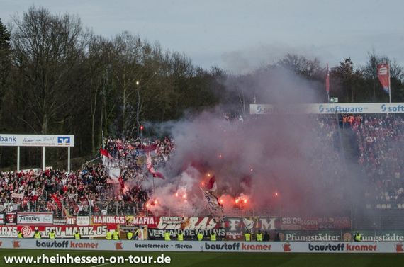Die Pyroaktion der Mainz 05 Ultras in Darmstadt. Bild: Rheinhessen-on-tour.de
