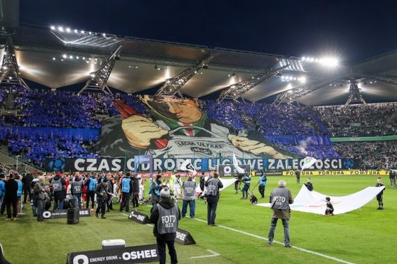 Choreografie der Fans von Legia Warschau<br />Bild: legionisci.com“><figcaption>Choreografie der Fans von Legia Warschau<br />Bild: legionisci.com</figcaption></figure>
            </div>

                    </article>

                <section class=