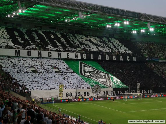Dieses Mal sollte die Choreo nicht nur über die Borussia gehen, sondern auch über Schalke.<br />Bild: fotoblog-fankurve.net”><figcaption>Dieses Mal sollte die Choreo nicht nur über die Borussia gehen, sondern auch über Schalke.<br />Bild: fotoblog-fankurve.net</figcaption></figure>
                </div>
                
                <!-- YouTube (Meta-Feld) -->
                
            </div>
        </article>

                <script>
        (function() {
            var root = document.querySelector('.ff-single-news-gallery');
            if (!root) return;
            var slides = root.querySelectorAll('.ff-single-news-gallery-slide');
            var dots = root.querySelectorAll('.ff-single-news-gallery-dot');
            var prev = root.querySelector('.ff-single-news-gallery-prev');
            var next = root.querySelector('.ff-single-news-gallery-next');
            var n = slides.length;
            if (n < 2) return;
            var i = 0;
            function closeAllImgInfo() {
                root.querySelectorAll('.ff-fv-img-info-host.is-info-open').forEach(function(host) {
                    host.classList.remove('is-info-open');
                    var b = host.querySelector('.ff-fv-img-info-btn');
                    var p = host.querySelector('.ff-fv-img-info-panel');
                    if (b) b.setAttribute('aria-expanded', 'false');
                    if (p) p.setAttribute('aria-hidden', 'true');
                });
            }
            function show(idx) {
                closeAllImgInfo();
                i = ((idx % n) + n) % n;
                for (var s = 0; s < n; s++) {
                    if (s === i) slides[s].removeAttribute('hidden'); else slides[s].setAttribute('hidden', '');
                }
                for (var s = 0; s < dots.length; s++) {
                    dots[s].classList.toggle('is-active', s === i);
                    dots[s].setAttribute('aria-selected', s === i ? 'true' : 'false');
                }
            }
            if (prev) prev.addEventListener('click', function() { show(i - 1); });
            if (next) next.addEventListener('click', function() { show(i + 1); });
            for (var d = 0; d < dots.length; d++) {
                (function(di) { dots[di].addEventListener('click', function() { show(di); }); })(d);
            }
        })();
        </script>
        
        <!-- Kommentare -->
                <section class=