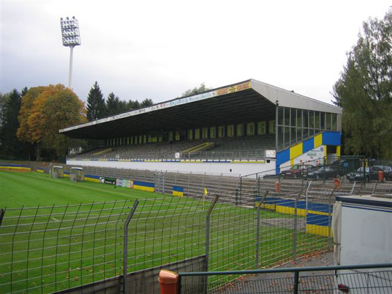 Das Stadion am Herrmann-Löns-Weg in Solingen wird für Neubauwohnungen weichen.<br />Bild: Steffen Strumpen “><figcaption>Das Stadion am Herrmann-Löns-Weg in Solingen wird für Neubauwohnungen weichen.<br />Bild: Steffen Strumpen </figcaption></figure>
                </div>
                
                <!-- YouTube (Meta-Feld) -->
                
            </div>
        </article>

                <script>
        (function() {
            var root = document.querySelector('.ff-single-news-gallery');
            if (!root) return;
            var slides = root.querySelectorAll('.ff-single-news-gallery-slide');
            var dots = root.querySelectorAll('.ff-single-news-gallery-dot');
            var prev = root.querySelector('.ff-single-news-gallery-prev');
            var next = root.querySelector('.ff-single-news-gallery-next');
            var n = slides.length;
            if (n < 2) return;
            var i = 0;
            function closeAllImgInfo() {
                root.querySelectorAll('.ff-fv-img-info-host.is-info-open').forEach(function(host) {
                    host.classList.remove('is-info-open');
                    var b = host.querySelector('.ff-fv-img-info-btn');
                    var p = host.querySelector('.ff-fv-img-info-panel');
                    if (b) b.setAttribute('aria-expanded', 'false');
                    if (p) p.setAttribute('aria-hidden', 'true');
                });
            }
            function show(idx) {
                closeAllImgInfo();
                i = ((idx % n) + n) % n;
                for (var s = 0; s < n; s++) {
                    if (s === i) slides[s].removeAttribute('hidden'); else slides[s].setAttribute('hidden', '');
                }
                for (var s = 0; s < dots.length; s++) {
                    dots[s].classList.toggle('is-active', s === i);
                    dots[s].setAttribute('aria-selected', s === i ? 'true' : 'false');
                }
            }
            if (prev) prev.addEventListener('click', function() { show(i - 1); });
            if (next) next.addEventListener('click', function() { show(i + 1); });
            for (var d = 0; d < dots.length; d++) {
                (function(di) { dots[di].addEventListener('click', function() { show(di); }); })(d);
            }
        })();
        </script>
        
        <!-- Kommentare -->
                <section class=