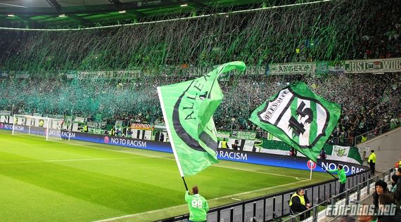 Die Nordkurve Wolfsburg plant eine Überraschung für die Mannschaft<br />Bild: fanfotos.net”><figcaption>Die Nordkurve Wolfsburg plant eine Überraschung für die Mannschaft<br />Bild: fanfotos.net</figcaption></figure>
                </div>
                
                <!-- YouTube (Meta-Feld) -->
                
            </div>
        </article>

                <script>
        (function() {
            var root = document.querySelector('.ff-single-news-gallery');
            if (!root) return;
            var slides = root.querySelectorAll('.ff-single-news-gallery-slide');
            var dots = root.querySelectorAll('.ff-single-news-gallery-dot');
            var prev = root.querySelector('.ff-single-news-gallery-prev');
            var next = root.querySelector('.ff-single-news-gallery-next');
            var n = slides.length;
            if (n < 2) return;
            var i = 0;
            function closeAllImgInfo() {
                root.querySelectorAll('.ff-fv-img-info-host.is-info-open').forEach(function(host) {
                    host.classList.remove('is-info-open');
                    var b = host.querySelector('.ff-fv-img-info-btn');
                    var p = host.querySelector('.ff-fv-img-info-panel');
                    if (b) b.setAttribute('aria-expanded', 'false');
                    if (p) p.setAttribute('aria-hidden', 'true');
                });
            }
            function show(idx) {
                closeAllImgInfo();
                i = ((idx % n) + n) % n;
                for (var s = 0; s < n; s++) {
                    if (s === i) slides[s].removeAttribute('hidden'); else slides[s].setAttribute('hidden', '');
                }
                for (var s = 0; s < dots.length; s++) {
                    dots[s].classList.toggle('is-active', s === i);
                    dots[s].setAttribute('aria-selected', s === i ? 'true' : 'false');
                }
            }
            if (prev) prev.addEventListener('click', function() { show(i - 1); });
            if (next) next.addEventListener('click', function() { show(i + 1); });
            for (var d = 0; d < dots.length; d++) {
                (function(di) { dots[di].addEventListener('click', function() { show(di); }); })(d);
            }
        })();
        </script>
        
        <!-- Kommentare -->
                <section class=