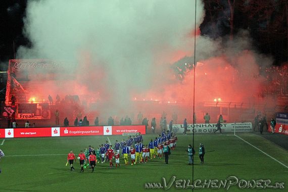 Die KSC-Ultras waren vor einer Woche auf dem Weg nach Aue, wo eine Pyroshow gezeigt wurde.<br />Bild: Veilchenpower.de”><figcaption>Die KSC-Ultras waren vor einer Woche auf dem Weg nach Aue, wo eine Pyroshow gezeigt wurde.<br />Bild: Veilchenpower.de</figcaption></figure>
                </div>
                
                <!-- YouTube (Meta-Feld) -->
                
            </div>
        </article>

                <script>
        (function() {
            var root = document.querySelector('.ff-single-news-gallery');
            if (!root) return;
            var slides = root.querySelectorAll('.ff-single-news-gallery-slide');
            var dots = root.querySelectorAll('.ff-single-news-gallery-dot');
            var prev = root.querySelector('.ff-single-news-gallery-prev');
            var next = root.querySelector('.ff-single-news-gallery-next');
            var n = slides.length;
            if (n < 2) return;
            var i = 0;
            function closeAllImgInfo() {
                root.querySelectorAll('.ff-fv-img-info-host.is-info-open').forEach(function(host) {
                    host.classList.remove('is-info-open');
                    var b = host.querySelector('.ff-fv-img-info-btn');
                    var p = host.querySelector('.ff-fv-img-info-panel');
                    if (b) b.setAttribute('aria-expanded', 'false');
                    if (p) p.setAttribute('aria-hidden', 'true');
                });
            }
            function show(idx) {
                closeAllImgInfo();
                i = ((idx % n) + n) % n;
                for (var s = 0; s < n; s++) {
                    if (s === i) slides[s].removeAttribute('hidden'); else slides[s].setAttribute('hidden', '');
                }
                for (var s = 0; s < dots.length; s++) {
                    dots[s].classList.toggle('is-active', s === i);
                    dots[s].setAttribute('aria-selected', s === i ? 'true' : 'false');
                }
            }
            if (prev) prev.addEventListener('click', function() { show(i - 1); });
            if (next) next.addEventListener('click', function() { show(i + 1); });
            for (var d = 0; d < dots.length; d++) {
                (function(di) { dots[di].addEventListener('click', function() { show(di); }); })(d);
            }
        })();
        </script>
        
        <!-- Kommentare -->
                <section class=