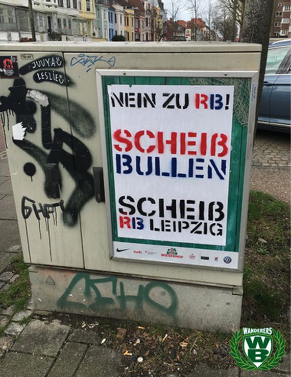 Diese Plakate waren im Stadtbild von Bremen zu sehen.<br />Bild: Wanderers-Bremen.de”><figcaption>Diese Plakate waren im Stadtbild von Bremen zu sehen.<br />Bild: Wanderers-Bremen.de</figcaption></figure>
<figure><img decoding=