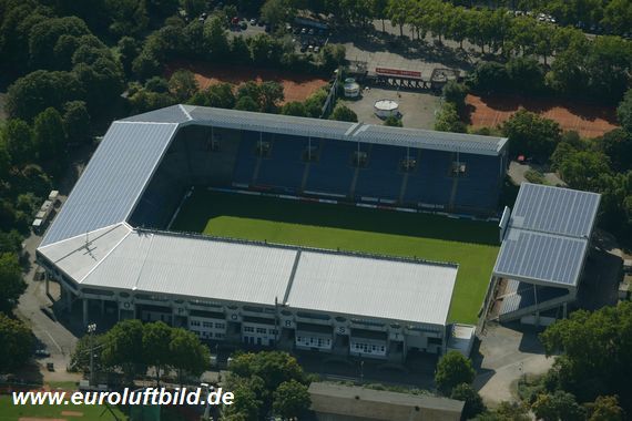 Der Vorfall ereignete sich nach Abpfiff auf der Haupttribüne des Carl-Benz-Stadions.<br />Bild: Euroluftbild.de”><figcaption>Der Vorfall ereignete sich nach Abpfiff auf der Haupttribüne des Carl-Benz-Stadions.<br />Bild: Euroluftbild.de</figcaption></figure>
                </div>
                
                <!-- YouTube (Meta-Feld) -->
                
            </div>
        </article>

                <script>
        (function() {
            var root = document.querySelector('.ff-single-news-gallery');
            if (!root) return;
            var slides = root.querySelectorAll('.ff-single-news-gallery-slide');
            var dots = root.querySelectorAll('.ff-single-news-gallery-dot');
            var prev = root.querySelector('.ff-single-news-gallery-prev');
            var next = root.querySelector('.ff-single-news-gallery-next');
            var n = slides.length;
            if (n < 2) return;
            var i = 0;
            function closeAllImgInfo() {
                root.querySelectorAll('.ff-fv-img-info-host.is-info-open').forEach(function(host) {
                    host.classList.remove('is-info-open');
                    var b = host.querySelector('.ff-fv-img-info-btn');
                    var p = host.querySelector('.ff-fv-img-info-panel');
                    if (b) b.setAttribute('aria-expanded', 'false');
                    if (p) p.setAttribute('aria-hidden', 'true');
                });
            }
            function show(idx) {
                closeAllImgInfo();
                i = ((idx % n) + n) % n;
                for (var s = 0; s < n; s++) {
                    if (s === i) slides[s].removeAttribute('hidden'); else slides[s].setAttribute('hidden', '');
                }
                for (var s = 0; s < dots.length; s++) {
                    dots[s].classList.toggle('is-active', s === i);
                    dots[s].setAttribute('aria-selected', s === i ? 'true' : 'false');
                }
            }
            if (prev) prev.addEventListener('click', function() { show(i - 1); });
            if (next) next.addEventListener('click', function() { show(i + 1); });
            for (var d = 0; d < dots.length; d++) {
                (function(di) { dots[di].addEventListener('click', function() { show(di); }); })(d);
            }
        })();
        </script>
        
        <!-- Kommentare -->
                <section class=