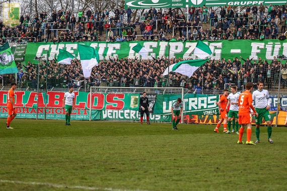 Ein Chemie Leipzig Fan wurde nun nach über 2,5 Jahren freigesprochen<br />Bild: www.chemie-leipzig.de”><figcaption>Ein Chemie Leipzig Fan wurde nun nach über 2,5 Jahren freigesprochen<br />Bild: www.chemie-leipzig.de</figcaption></figure>
                </div>
                
                <!-- YouTube (Meta-Feld) -->
                
            </div>
        </article>

                <script>
        (function() {
            var root = document.querySelector('.ff-single-news-gallery');
            if (!root) return;
            var slides = root.querySelectorAll('.ff-single-news-gallery-slide');
            var dots = root.querySelectorAll('.ff-single-news-gallery-dot');
            var prev = root.querySelector('.ff-single-news-gallery-prev');
            var next = root.querySelector('.ff-single-news-gallery-next');
            var n = slides.length;
            if (n < 2) return;
            var i = 0;
            function closeAllImgInfo() {
                root.querySelectorAll('.ff-fv-img-info-host.is-info-open').forEach(function(host) {
                    host.classList.remove('is-info-open');
                    var b = host.querySelector('.ff-fv-img-info-btn');
                    var p = host.querySelector('.ff-fv-img-info-panel');
                    if (b) b.setAttribute('aria-expanded', 'false');
                    if (p) p.setAttribute('aria-hidden', 'true');
                });
            }
            function show(idx) {
                closeAllImgInfo();
                i = ((idx % n) + n) % n;
                for (var s = 0; s < n; s++) {
                    if (s === i) slides[s].removeAttribute('hidden'); else slides[s].setAttribute('hidden', '');
                }
                for (var s = 0; s < dots.length; s++) {
                    dots[s].classList.toggle('is-active', s === i);
                    dots[s].setAttribute('aria-selected', s === i ? 'true' : 'false');
                }
            }
            if (prev) prev.addEventListener('click', function() { show(i - 1); });
            if (next) next.addEventListener('click', function() { show(i + 1); });
            for (var d = 0; d < dots.length; d++) {
                (function(di) { dots[di].addEventListener('click', function() { show(di); }); })(d);
            }
        })();
        </script>
        
        <!-- Kommentare -->
                <section class=