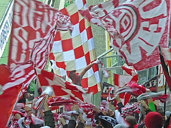Neues Fanhaus in Mainz für alle Fans vom FSV Mainz 05 entsteht zum neuen Jahr <br />Bild: www.meenzer-on-tour.de”><figcaption>Neues Fanhaus in Mainz für alle Fans vom FSV Mainz 05 entsteht zum neuen Jahr <br />Bild: www.meenzer-on-tour.de</figcaption></figure>
                </div>
                
                <!-- YouTube (Meta-Feld) -->
                
            </div>
        </article>

                <script>
        (function() {
            var root = document.querySelector('.ff-single-news-gallery');
            if (!root) return;
            var slides = root.querySelectorAll('.ff-single-news-gallery-slide');
            var dots = root.querySelectorAll('.ff-single-news-gallery-dot');
            var prev = root.querySelector('.ff-single-news-gallery-prev');
            var next = root.querySelector('.ff-single-news-gallery-next');
            var n = slides.length;
            if (n < 2) return;
            var i = 0;
            function closeAllImgInfo() {
                root.querySelectorAll('.ff-fv-img-info-host.is-info-open').forEach(function(host) {
                    host.classList.remove('is-info-open');
                    var b = host.querySelector('.ff-fv-img-info-btn');
                    var p = host.querySelector('.ff-fv-img-info-panel');
                    if (b) b.setAttribute('aria-expanded', 'false');
                    if (p) p.setAttribute('aria-hidden', 'true');
                });
            }
            function show(idx) {
                closeAllImgInfo();
                i = ((idx % n) + n) % n;
                for (var s = 0; s < n; s++) {
                    if (s === i) slides[s].removeAttribute('hidden'); else slides[s].setAttribute('hidden', '');
                }
                for (var s = 0; s < dots.length; s++) {
                    dots[s].classList.toggle('is-active', s === i);
                    dots[s].setAttribute('aria-selected', s === i ? 'true' : 'false');
                }
            }
            if (prev) prev.addEventListener('click', function() { show(i - 1); });
            if (next) next.addEventListener('click', function() { show(i + 1); });
            for (var d = 0; d < dots.length; d++) {
                (function(di) { dots[di].addEventListener('click', function() { show(di); }); })(d);
            }
        })();
        </script>
        
        <!-- Kommentare -->
                <section class=