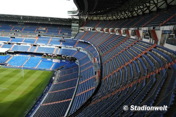 Für das Spiel in Madrid werden die Tickets der FC Bayern Fans personalisiert.<br />Bild: Stadionwelt”><figcaption>Für das Spiel in Madrid werden die Tickets der FC Bayern Fans personalisiert.<br />Bild: Stadionwelt</figcaption></figure>
                </div>
                
                <!-- YouTube (Meta-Feld) -->
                
            </div>
        </article>

                <script>
        (function() {
            var root = document.querySelector('.ff-single-news-gallery');
            if (!root) return;
            var slides = root.querySelectorAll('.ff-single-news-gallery-slide');
            var dots = root.querySelectorAll('.ff-single-news-gallery-dot');
            var prev = root.querySelector('.ff-single-news-gallery-prev');
            var next = root.querySelector('.ff-single-news-gallery-next');
            var n = slides.length;
            if (n < 2) return;
            var i = 0;
            function closeAllImgInfo() {
                root.querySelectorAll('.ff-fv-img-info-host.is-info-open').forEach(function(host) {
                    host.classList.remove('is-info-open');
                    var b = host.querySelector('.ff-fv-img-info-btn');
                    var p = host.querySelector('.ff-fv-img-info-panel');
                    if (b) b.setAttribute('aria-expanded', 'false');
                    if (p) p.setAttribute('aria-hidden', 'true');
                });
            }
            function show(idx) {
                closeAllImgInfo();
                i = ((idx % n) + n) % n;
                for (var s = 0; s < n; s++) {
                    if (s === i) slides[s].removeAttribute('hidden'); else slides[s].setAttribute('hidden', '');
                }
                for (var s = 0; s < dots.length; s++) {
                    dots[s].classList.toggle('is-active', s === i);
                    dots[s].setAttribute('aria-selected', s === i ? 'true' : 'false');
                }
            }
            if (prev) prev.addEventListener('click', function() { show(i - 1); });
            if (next) next.addEventListener('click', function() { show(i + 1); });
            for (var d = 0; d < dots.length; d++) {
                (function(di) { dots[di].addEventListener('click', function() { show(di); }); })(d);
            }
        })();
        </script>
        
        <!-- Kommentare -->
                <section class=