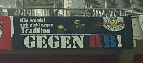 Diese Zaunfahne ist bei Heimspielen von Fortuna Düsseldorf nicht mehr erlaubt. Bild: Fortuna Mafia