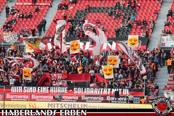 Die Solidarität mit den Ultras Leverkusen wurde gestern ins Stadion getragen.<br />Bild: Haberlands-Erben.de”><figcaption>Die Solidarität mit den Ultras Leverkusen wurde gestern ins Stadion getragen.<br />Bild: Haberlands-Erben.de</figcaption></figure>
<figure><img decoding=