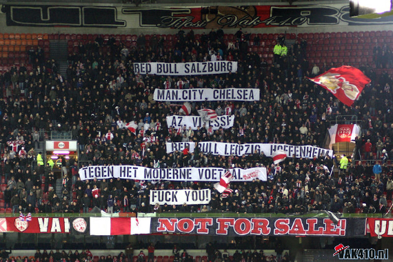 Ultras von Ajax Amsterdam machten schon vor Jahren klar, was sie von einem Red Bull Einstieg in den Niederlanden halten.<br />    <button type=