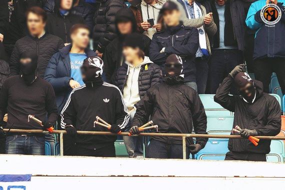 Vermummte Ultras von IFK Göteborg <br />    <button type=
