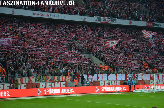 Die Zaunfahnen der Kölner Ultras hingen auf dem Kopf.<br />Bild: Faszination Fankurve”><figcaption>Die Zaunfahnen der Kölner Ultras hingen auf dem Kopf.<br />Bild: Faszination Fankurve</figcaption></figure>
<figure><img decoding=