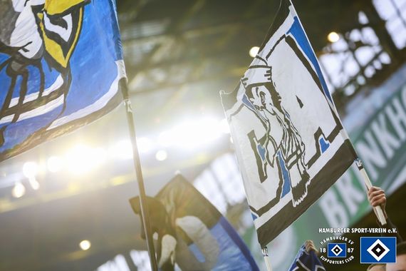 Trotz Verbot fanden Schwenk- & Zaunfahnen sowie Doppelhalter den Weg in den Gästeblock.<br />Bild: hsv-ev.de”><figcaption>Trotz Verbot fanden Schwenk- & Zaunfahnen sowie Doppelhalter den Weg in den Gästeblock.<br />Bild: hsv-ev.de</figcaption></figure>
                </div>
                
                <!-- YouTube (Meta-Feld) -->
                
            </div>
        </article>

                <script>
        (function() {
            var root = document.querySelector('.ff-single-news-gallery');
            if (!root) return;
            var slides = root.querySelectorAll('.ff-single-news-gallery-slide');
            var dots = root.querySelectorAll('.ff-single-news-gallery-dot');
            var prev = root.querySelector('.ff-single-news-gallery-prev');
            var next = root.querySelector('.ff-single-news-gallery-next');
            var n = slides.length;
            if (n < 2) return;
            var i = 0;
            function closeAllImgInfo() {
                root.querySelectorAll('.ff-fv-img-info-host.is-info-open').forEach(function(host) {
                    host.classList.remove('is-info-open');
                    var b = host.querySelector('.ff-fv-img-info-btn');
                    var p = host.querySelector('.ff-fv-img-info-panel');
                    if (b) b.setAttribute('aria-expanded', 'false');
                    if (p) p.setAttribute('aria-hidden', 'true');
                });
            }
            function show(idx) {
                closeAllImgInfo();
                i = ((idx % n) + n) % n;
                for (var s = 0; s < n; s++) {
                    if (s === i) slides[s].removeAttribute('hidden'); else slides[s].setAttribute('hidden', '');
                }
                for (var s = 0; s < dots.length; s++) {
                    dots[s].classList.toggle('is-active', s === i);
                    dots[s].setAttribute('aria-selected', s === i ? 'true' : 'false');
                }
            }
            if (prev) prev.addEventListener('click', function() { show(i - 1); });
            if (next) next.addEventListener('click', function() { show(i + 1); });
            for (var d = 0; d < dots.length; d++) {
                (function(di) { dots[di].addEventListener('click', function() { show(di); }); })(d);
            }
        })();
        </script>
        
        <!-- Kommentare -->
                <section class=