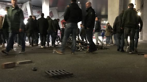 Es entwickelten sich schwere Ausschreitungen zwischen Fans und der Polizei.<br />Bild: privat“><figcaption>Es entwickelten sich schwere Ausschreitungen zwischen Fans und der Polizei.<br />Bild: privat</figcaption></figure>
<figure><img decoding=