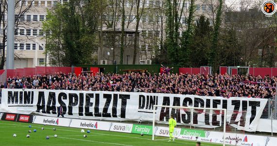 Die Fußbälle auf dem Rasen sorgten für einen verspäteten Anpfiff.<br />Bild: Unterwegs in Sachen Fussball – www.uisf.de“><figcaption>Die Fußbälle auf dem Rasen sorgten für einen verspäteten Anpfiff.<br />Bild: Unterwegs in Sachen Fussball – www.uisf.de</figcaption></figure>
<figure><img decoding=