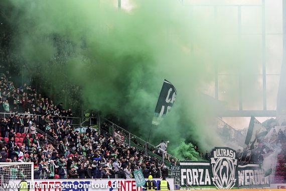 Pyroshow der Werder Fans in Main.<br />Bild: Rheinhessen-on-Tour.de”><figcaption>Pyroshow der Werder Fans in Main.<br />Bild: Rheinhessen-on-Tour.de</figcaption></figure>
<figure><img decoding=