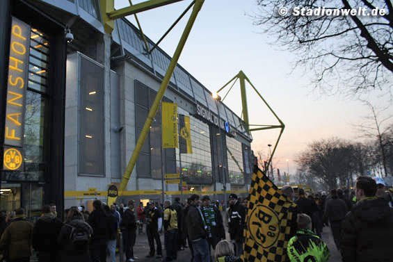 Fans sollen heute mit längeren Wartezeiten an den Stadioneingängen rechnen.<br />Bild: Stadionwelt”><figcaption>Fans sollen heute mit längeren Wartezeiten an den Stadioneingängen rechnen.<br />Bild: Stadionwelt</figcaption></figure>
                </div>
                
                <!-- YouTube (Meta-Feld) -->
                
            </div>
        </article>

                <script>
        (function() {
            var root = document.querySelector('.ff-single-news-gallery');
            if (!root) return;
            var slides = root.querySelectorAll('.ff-single-news-gallery-slide');
            var dots = root.querySelectorAll('.ff-single-news-gallery-dot');
            var prev = root.querySelector('.ff-single-news-gallery-prev');
            var next = root.querySelector('.ff-single-news-gallery-next');
            var n = slides.length;
            if (n < 2) return;
            var i = 0;
            function closeAllImgInfo() {
                root.querySelectorAll('.ff-fv-img-info-host.is-info-open').forEach(function(host) {
                    host.classList.remove('is-info-open');
                    var b = host.querySelector('.ff-fv-img-info-btn');
                    var p = host.querySelector('.ff-fv-img-info-panel');
                    if (b) b.setAttribute('aria-expanded', 'false');
                    if (p) p.setAttribute('aria-hidden', 'true');
                });
            }
            function show(idx) {
                closeAllImgInfo();
                i = ((idx % n) + n) % n;
                for (var s = 0; s < n; s++) {
                    if (s === i) slides[s].removeAttribute('hidden'); else slides[s].setAttribute('hidden', '');
                }
                for (var s = 0; s < dots.length; s++) {
                    dots[s].classList.toggle('is-active', s === i);
                    dots[s].setAttribute('aria-selected', s === i ? 'true' : 'false');
                }
            }
            if (prev) prev.addEventListener('click', function() { show(i - 1); });
            if (next) next.addEventListener('click', function() { show(i + 1); });
            for (var d = 0; d < dots.length; d++) {
                (function(di) { dots[di].addEventListener('click', function() { show(di); }); })(d);
            }
        })();
        </script>
        
        <!-- Kommentare -->
                <section class=