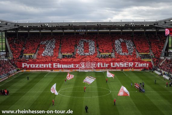 Die motivierende Choreografie der Mainz 05 Fans.<br />Bild: Rheinhesen-on-tour.de”><figcaption>Die motivierende Choreografie der Mainz 05 Fans.<br />Bild: Rheinhesen-on-tour.de</figcaption></figure>
<figure><img decoding=