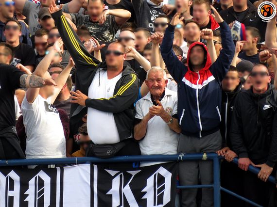 Für lautstarken Auswärtssupport ist man nie zu alt.<br />Bild: Unterwegs in Sachen Fussball – www.uisf.de“><figcaption>Für lautstarken Auswärtssupport ist man nie zu alt.<br />Bild: Unterwegs in Sachen Fussball – www.uisf.de</figcaption></figure>
            </div>

                    </article>

                <section class=