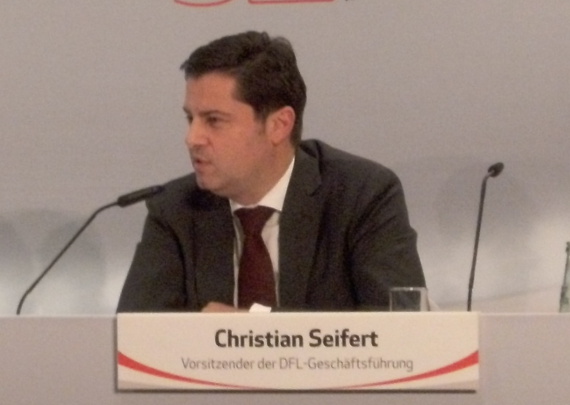 Christian Seifert äußerte sich gegenüber ausgewählten Journalisten zum Thema Ultras.<br />Archivbild: Faszination Fankurve”><figcaption>Christian Seifert äußerte sich gegenüber ausgewählten Journalisten zum Thema Ultras.<br />Archivbild: Faszination Fankurve</figcaption></figure>
                </div>
                
                <!-- YouTube (Meta-Feld) -->
                
            </div>
        </article>

                <script>
        (function() {
            var root = document.querySelector('.ff-single-news-gallery');
            if (!root) return;
            var slides = root.querySelectorAll('.ff-single-news-gallery-slide');
            var dots = root.querySelectorAll('.ff-single-news-gallery-dot');
            var prev = root.querySelector('.ff-single-news-gallery-prev');
            var next = root.querySelector('.ff-single-news-gallery-next');
            var n = slides.length;
            if (n < 2) return;
            var i = 0;
            function closeAllImgInfo() {
                root.querySelectorAll('.ff-fv-img-info-host.is-info-open').forEach(function(host) {
                    host.classList.remove('is-info-open');
                    var b = host.querySelector('.ff-fv-img-info-btn');
                    var p = host.querySelector('.ff-fv-img-info-panel');
                    if (b) b.setAttribute('aria-expanded', 'false');
                    if (p) p.setAttribute('aria-hidden', 'true');
                });
            }
            function show(idx) {
                closeAllImgInfo();
                i = ((idx % n) + n) % n;
                for (var s = 0; s < n; s++) {
                    if (s === i) slides[s].removeAttribute('hidden'); else slides[s].setAttribute('hidden', '');
                }
                for (var s = 0; s < dots.length; s++) {
                    dots[s].classList.toggle('is-active', s === i);
                    dots[s].setAttribute('aria-selected', s === i ? 'true' : 'false');
                }
            }
            if (prev) prev.addEventListener('click', function() { show(i - 1); });
            if (next) next.addEventListener('click', function() { show(i + 1); });
            for (var d = 0; d < dots.length; d++) {
                (function(di) { dots[di].addEventListener('click', function() { show(di); }); })(d);
            }
        })();
        </script>
        
        <!-- Kommentare -->
                <section class=