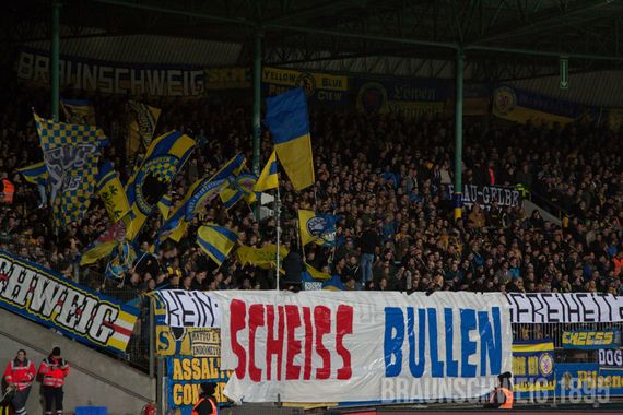 Plakat der Eintracht Braunschweig Fans beim Heimspiel gegen Aue.<br />Bild: Braunschweig1895.de”><figcaption>Plakat der Eintracht Braunschweig Fans beim Heimspiel gegen Aue.<br />Bild: Braunschweig1895.de</figcaption></figure>
<figure><img decoding=