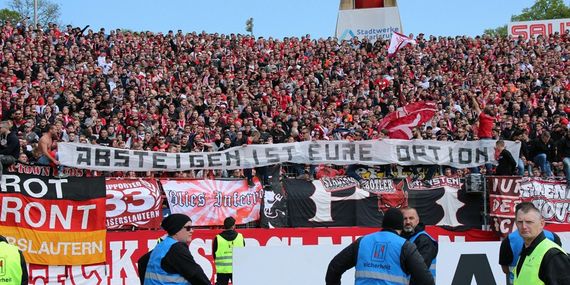 Spruchband der FCK-Ultras in Karlsruhe.<br />Bild: www.der-betze-brennt.de”><figcaption>Spruchband der FCK-Ultras in Karlsruhe.<br />Bild: www.der-betze-brennt.de</figcaption></figure>
<figure><img decoding=