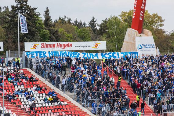 KSC-Fans sprechen sich für Peter Neururer als neuen KSC-Trainer aus.<br />Bild: Supporters-Karlsruhe.de”><figcaption>KSC-Fans sprechen sich für Peter Neururer als neuen KSC-Trainer aus.<br />Bild: Supporters-Karlsruhe.de</figcaption></figure>
                </div>
                
                <!-- YouTube (Meta-Feld) -->
                
            </div>
        </article>

                <script>
        (function() {
            var root = document.querySelector('.ff-single-news-gallery');
            if (!root) return;
            var slides = root.querySelectorAll('.ff-single-news-gallery-slide');
            var dots = root.querySelectorAll('.ff-single-news-gallery-dot');
            var prev = root.querySelector('.ff-single-news-gallery-prev');
            var next = root.querySelector('.ff-single-news-gallery-next');
            var n = slides.length;
            if (n < 2) return;
            var i = 0;
            function closeAllImgInfo() {
                root.querySelectorAll('.ff-fv-img-info-host.is-info-open').forEach(function(host) {
                    host.classList.remove('is-info-open');
                    var b = host.querySelector('.ff-fv-img-info-btn');
                    var p = host.querySelector('.ff-fv-img-info-panel');
                    if (b) b.setAttribute('aria-expanded', 'false');
                    if (p) p.setAttribute('aria-hidden', 'true');
                });
            }
            function show(idx) {
                closeAllImgInfo();
                i = ((idx % n) + n) % n;
                for (var s = 0; s < n; s++) {
                    if (s === i) slides[s].removeAttribute('hidden'); else slides[s].setAttribute('hidden', '');
                }
                for (var s = 0; s < dots.length; s++) {
                    dots[s].classList.toggle('is-active', s === i);
                    dots[s].setAttribute('aria-selected', s === i ? 'true' : 'false');
                }
            }
            if (prev) prev.addEventListener('click', function() { show(i - 1); });
            if (next) next.addEventListener('click', function() { show(i + 1); });
            for (var d = 0; d < dots.length; d++) {
                (function(di) { dots[di].addEventListener('click', function() { show(di); }); })(d);
            }
        })();
        </script>
        
        <!-- Kommentare -->
                <section class=
