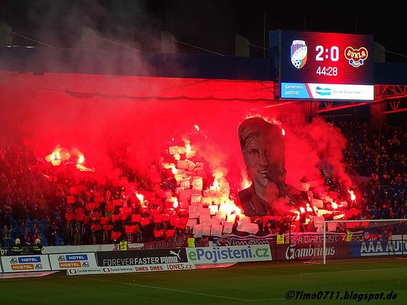 Choreogafie und Pyroshow in Gedenken an den Verstorbenen.<br />Bild: timo0711.blogspot.de“><figcaption>Choreogafie und Pyroshow in Gedenken an den Verstorbenen.<br />Bild: timo0711.blogspot.de</figcaption></figure>
<figure><img decoding=